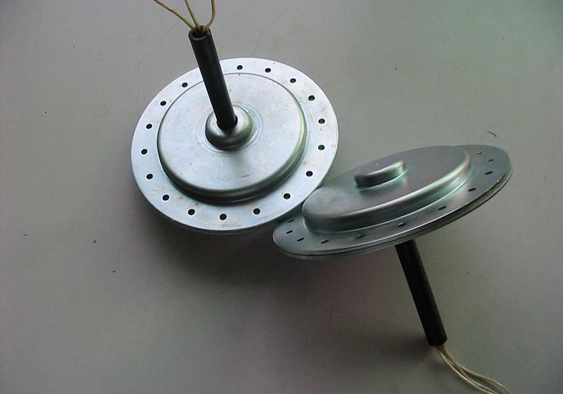 磁盤式三相發(fā)電機星連接有四個終端，如何連接整流器橋？